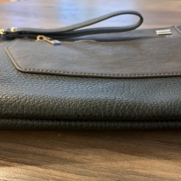 NOLAN’ OVERSIZED FAUX LEATHER CLUTCH OLIVE GREEN - Picture 5 of 6